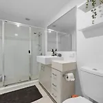 Serene & 1bed-1bath-1car - 5 Mins To Cbd *