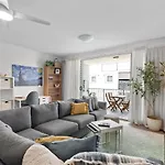 Serene & 1bed-1bath-1car - 5 Mins To Cbd Apartment *
