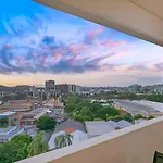 Boundless Horizons - Stylish Comfort & City Views