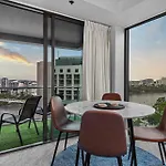 A Touch Of Class - 2Bed-2Bath-1Car-Balcony-Views - Cbd