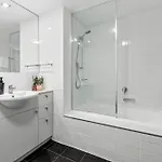 Apartment Stylish 3br - Huge Park On Doorstep - 5 Min To Cbd *
