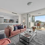 Floor 2bed-2bath-2car-pool-views - Cbd * Brisbane