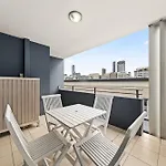 Modern 2-Bed Apartment With Gym & Sauna Access