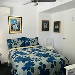 Nicole Guest House - Private Room & Bathroom - 6Kms From City