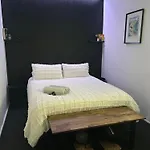 Holiday home West Hub. Private Infrared Sauna Near & Much More! New Purpose Built Loft Style!
