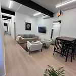 West Hub. Private Infrared Sauna Near & Much More! New Purpose Built Loft Style! Holiday home