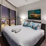 City Beach, Sleeps 6, Inc Carpark, Spectacular River Views, Brisbane Cbd Queens Wharf