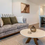 Resort-style Cbd 1-bedroom Walk To Everything *