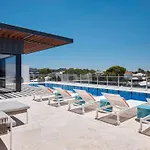 Modern Cbd Apartment With Skyline Views , Pool Gym & Free Parking