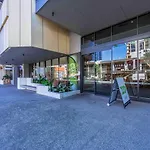 City And River View 2B2B Apt With Free Parking