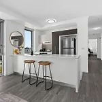 Apartment Stylish 3br - Huge Park On Doorstep - 5 Min To Cbd *