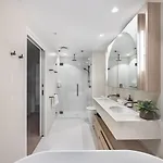 Apartment Level 56 Cbds Luxurious 5 Star Exp *