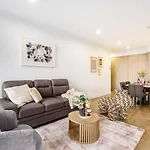 Stylish 2br Unit With Pool And Gym In South