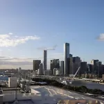 Apartment Stylish 2br Unit With Pool And Gym In South Brisbane