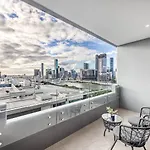 Stylish 2br Unit With Pool And Gym In South * Brisbane
