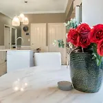 The Airport Stop Spacious House City & Sky Base