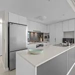 Floor 2bed-2bath-2car-pool-views - Cbd Apartment *