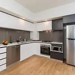 1B Apartment Southbank. Parking. Long Term Stays