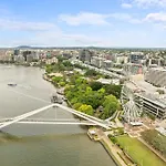 Modern Southbank Parklands Apartment Retreat