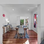 Gargoyle House - Spacious West End Home With Yard