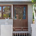 Gargoyle House - Spacious West End Home With Yard