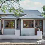 Gargoyle House - Spacious West End Home With Yard