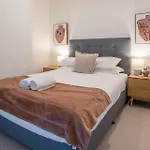 Skyline Serenity - Level 62 With Stunning Views! Apartment