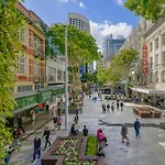 A Touch Of Class - 2Bed-2Bath-1Car-Balcony-Views - Cbd