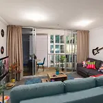 Retro Mania Cbd Sleeps 6 Car Park Included Apartment *