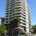 2Br Apt In Proximity Hamilton With Carpark