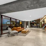 2Br Apt In Proximity Hamilton With Carpark