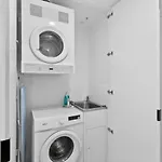 Minimalist Comfort South Brisbane Studio 31506-2