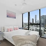 Minimalist Comfort South Brisbane Studio 31506-2