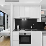 Minimalist Comfort South Brisbane Studio 31506-2