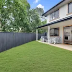 Homely 3-Bed Townhouse With Pool & Gym Access