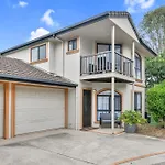 Homely 3-Bed Townhouse With Pool & Gym Access