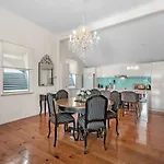 Luxe Inner-City Home With City Views - Teneriffe