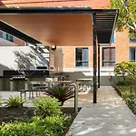 Spacious And Leafy With Pool And Parking - Walk To River