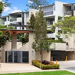 Spacious And Leafy With Pool And Parking - Walk To River