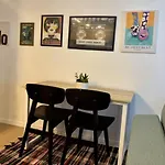 Retro Mania Cbd Sleeps 6 Car Park Included