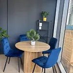 Retro Mania Cbd Sleeps 6 Car Park Included Apartment Brisbane