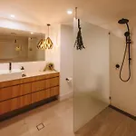 Apartment 3-bedroom With Sea View, Rooftop Pool, Study & Free Parking *