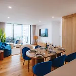 3-bedroom With Sea View, Rooftop Pool, Study & Free Parking Apartment Brisbane
