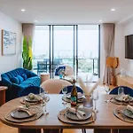Apartment 3-bedroom With Sea View, Rooftop Pool, Study & Free Parking