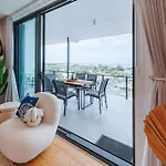 Apartment 3-bedroom With Sea View, Rooftop Pool, Study & Free Parking *