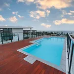 3-bedroom With Sea View, Rooftop Pool, Study & Free Parking *