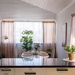 Hot Tub, Ice Bath, Gym, Sauna, Pool Table Coorparoo Haven