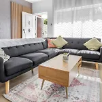 Charming 2-Bed Near River & City