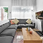 Charming 2-Bed Near River & City