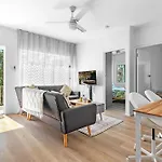 Apartment Charming 2-bed Near River &